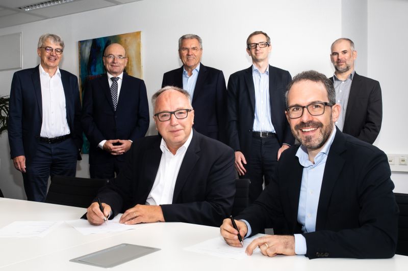 SNP CEO Michael Eberhardt and Datavard AG Founder and CEO Gregor Stöckler (both sitting) sign the agreement.